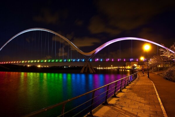 Tęczowe światła na moście nad rzeką