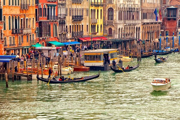 Touristes à Venise sur les gandoles