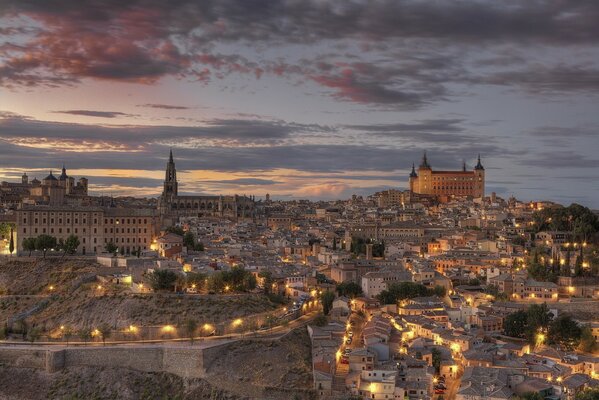 Luces nocturnas en la ciudad española