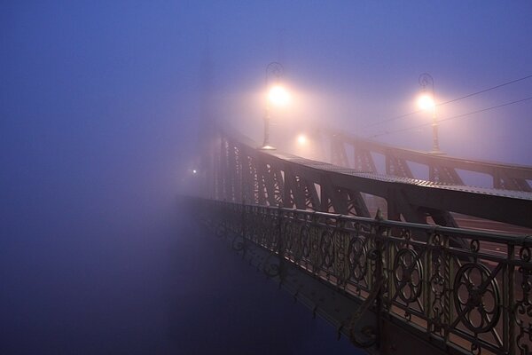 Brouillard bleu sur un pont vide