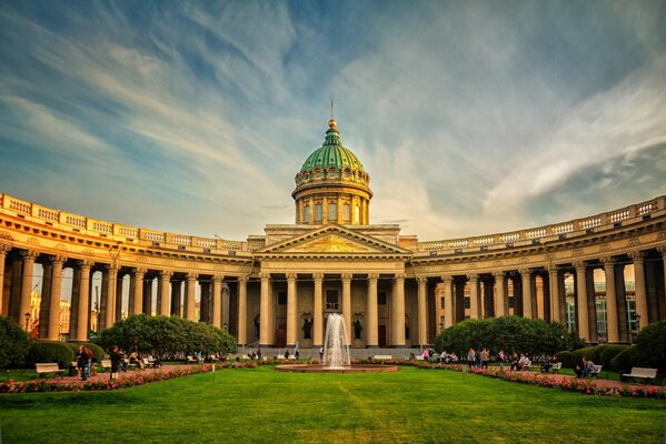 La belleza de la catedral de Kazán en San Petersburgo