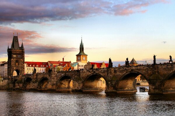 Pont sur la rivière à Prague