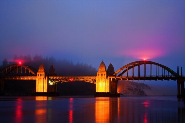 Luces Del puente de la noche del estado de Oregon