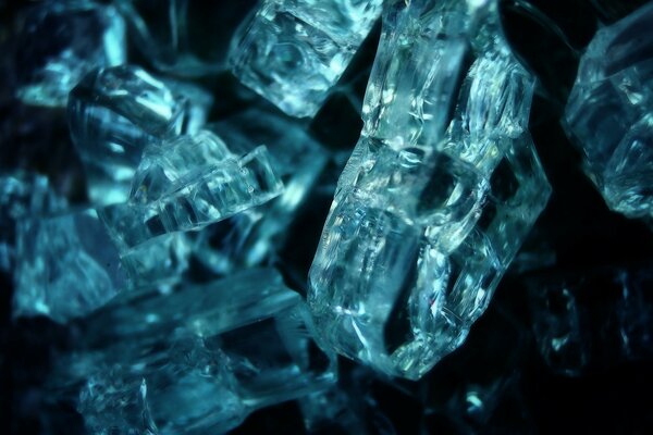 Fragmentos de cristal de hielo oscuro