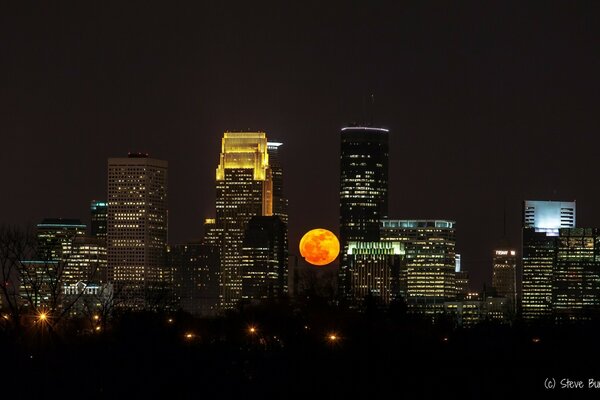 Księżyc w pełni w mieście Minneapolis