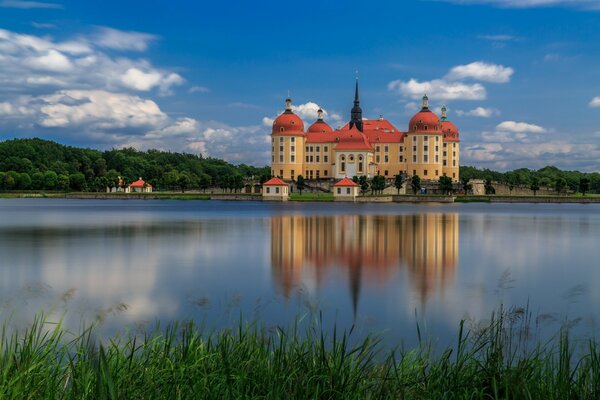 Reflexion im Wasser des Schlosses Moritzburg