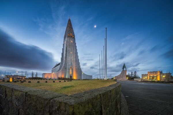 Niebo nad Reykjavikiem