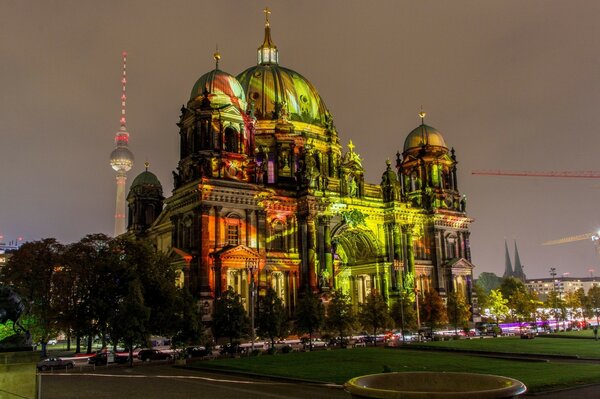 Cathédrale de Berlin dans la nuit