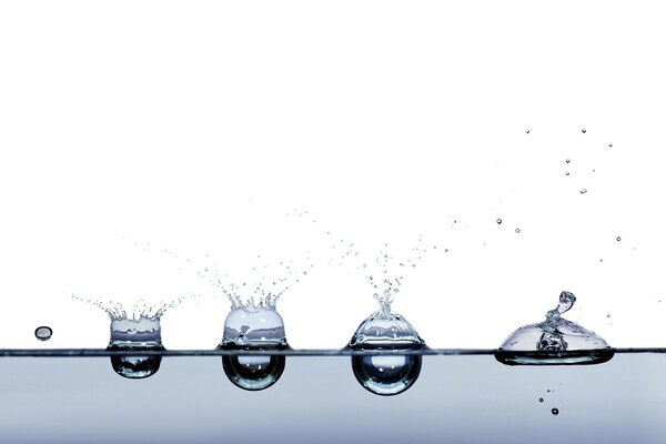 Macro shooting of water droplets with splashes