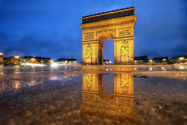 Der Triumphbogen auf dem Wasser in Paris