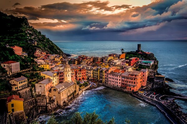 Città su una collina circondata dal mare