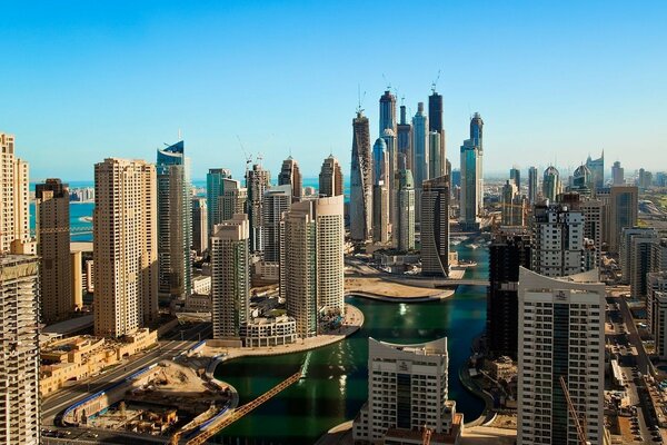 Gratte-ciel à Dubaï sur fond de ciel bleu