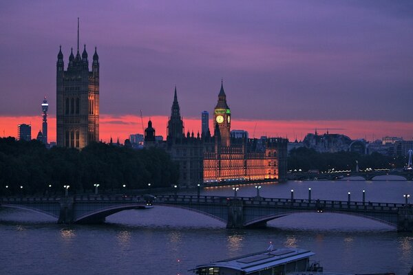 The capital of England at night, the wonders of architecture