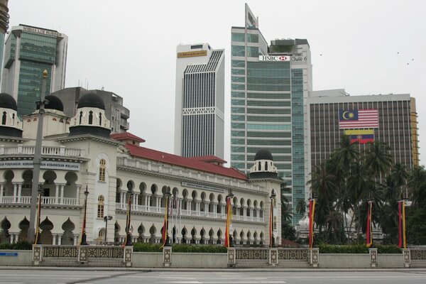 Palacio blanco en medio de la Plaza contra el telón de fondo de los rascacielos