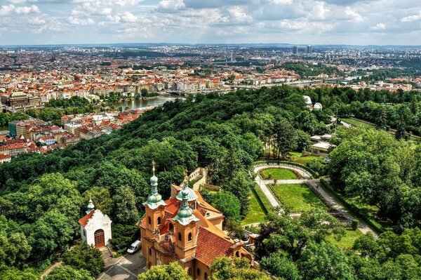 Prague skyline, green distances