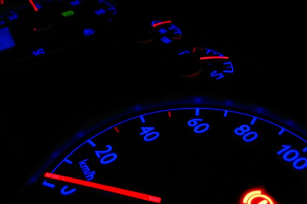 Tachometer mit Hintergrundbeleuchtung an der Fahrzeugtafel