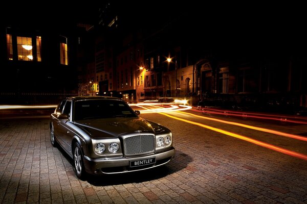 Bentley coche en la calle de la noche