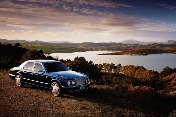 Auto bentley nella natura vicino al lago