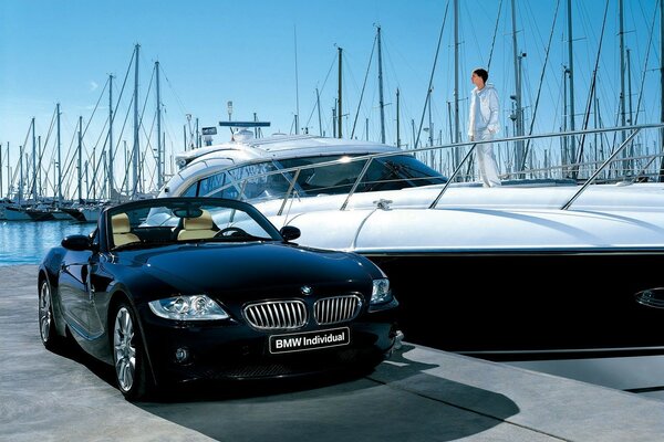 Yacht bianco e BMW nera in un uomo ricco