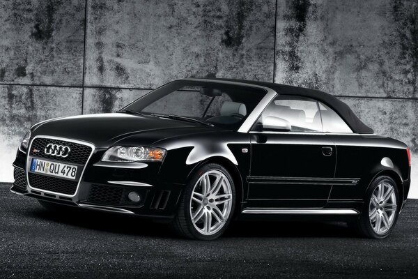 Audi nero su sfondo muro