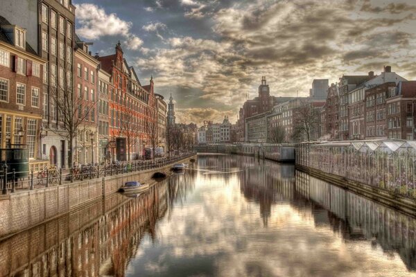 Die Reflexion der Wolken im klaren Wasser des Flusses in Holland