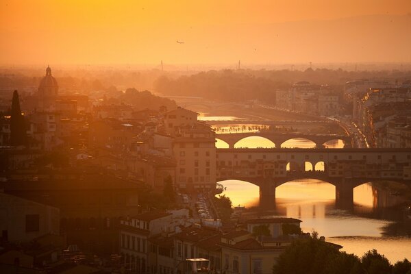 Jasna rzeka pod mostami o zachodzie słońca