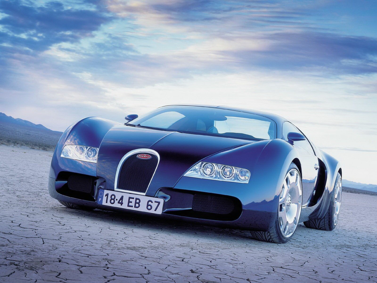 auto deserto bugatti blu