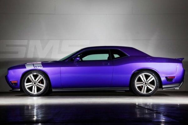 Синий Dodge Challenger сбоку