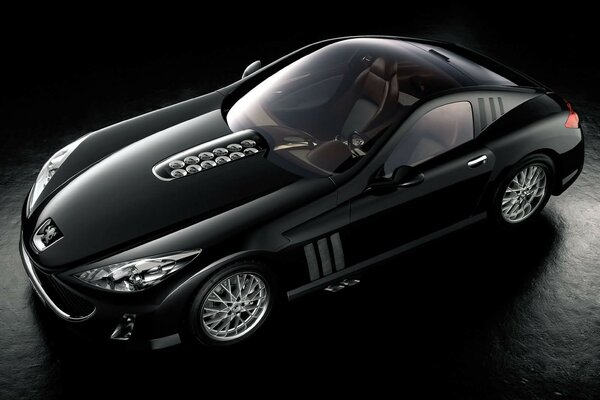 El coche negro está diseñado para el deporte rápido