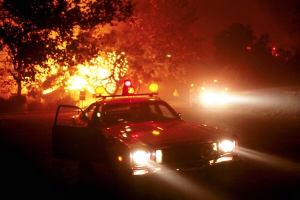 A patrol car stands against the background of Bolshova flame