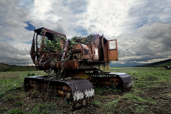 Bulldozer abandonado oxidado en el bosque