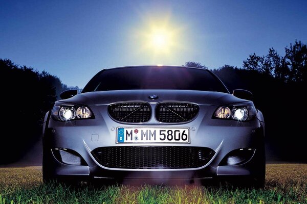 Bmw voiture de couleur bleue sur l herbe