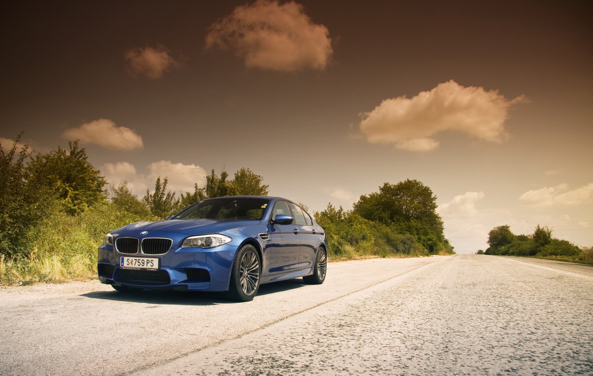 bmw m5 f10 bleu bmw route ciel nuages bleu