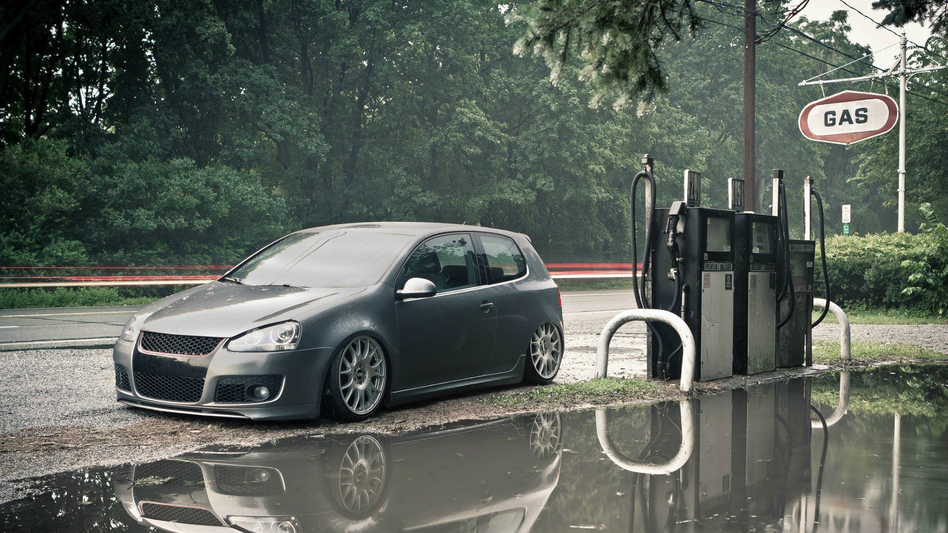 volkswagen golf tanken gas straße pfütze