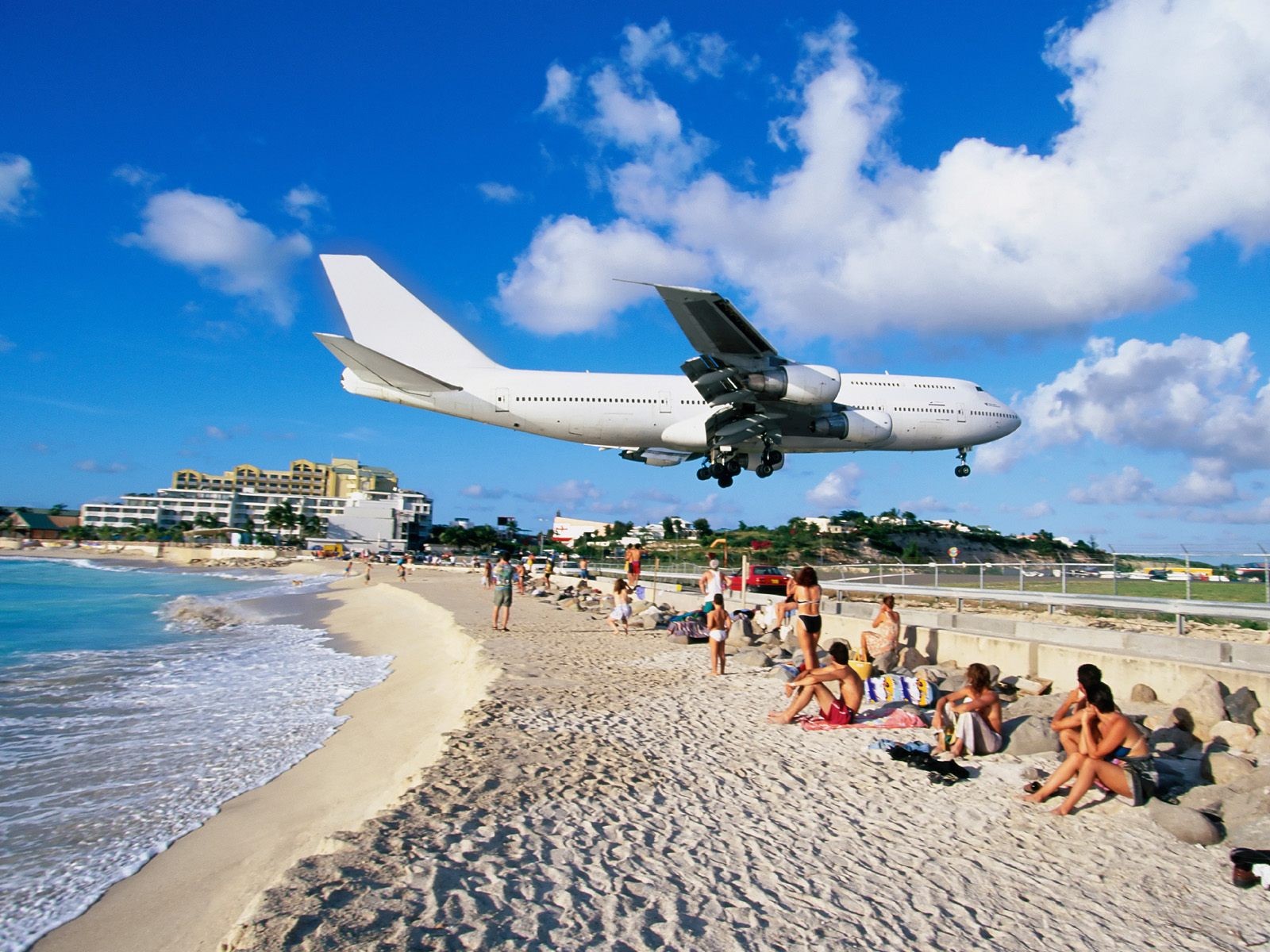 avion plage ciel foule