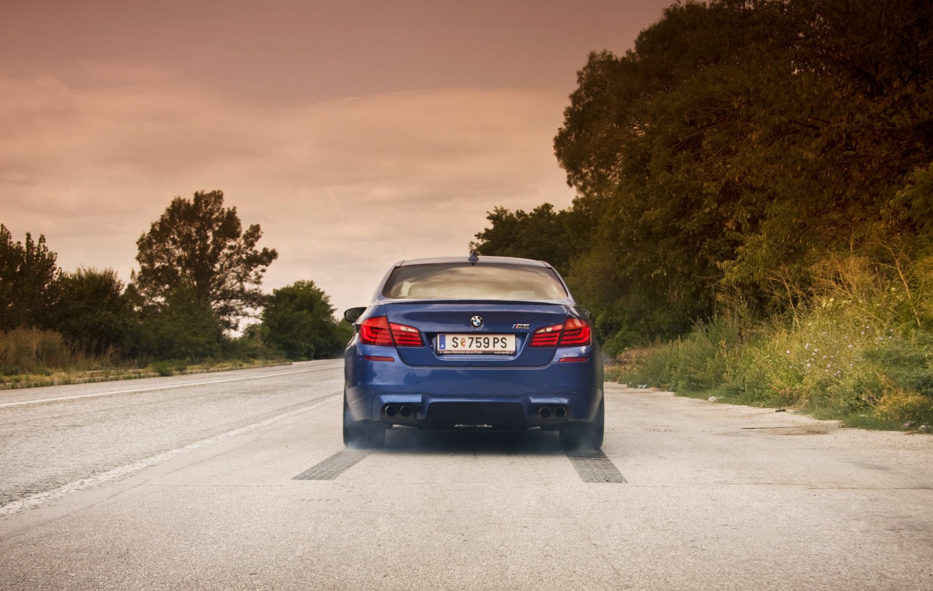 bmw m5 f10 blu bmw strada cielo nuvole blu