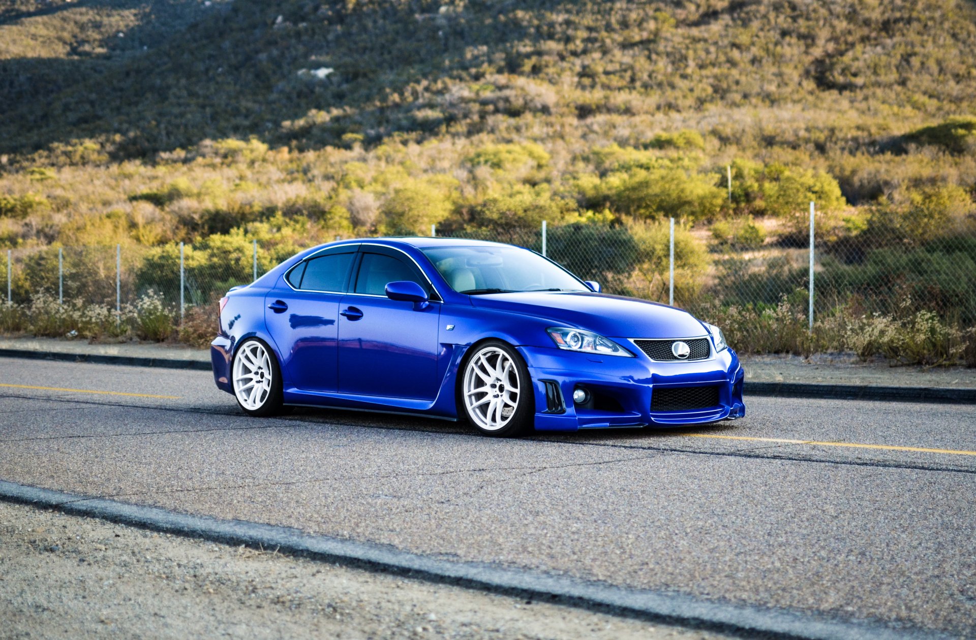 lexus is e blu strada