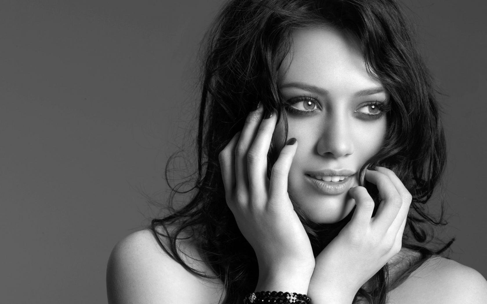 hilary duff sourire regard noir et blanc modèles photo portrait filles yeux visage gris bw cheveux boucles brunette lèvres dents fond gris femmes