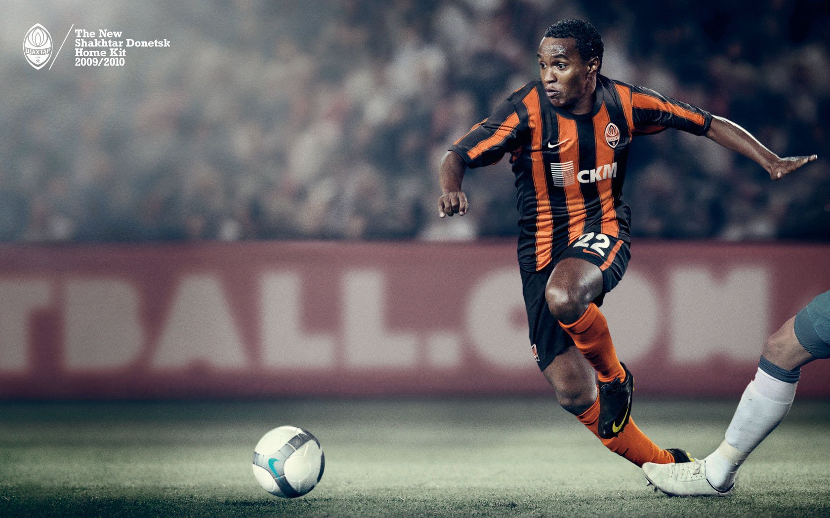 luis adriano faute au milieu du jeu fc shakhtar donetsk nike jeu football sport footballeur stade pelouse balle fans