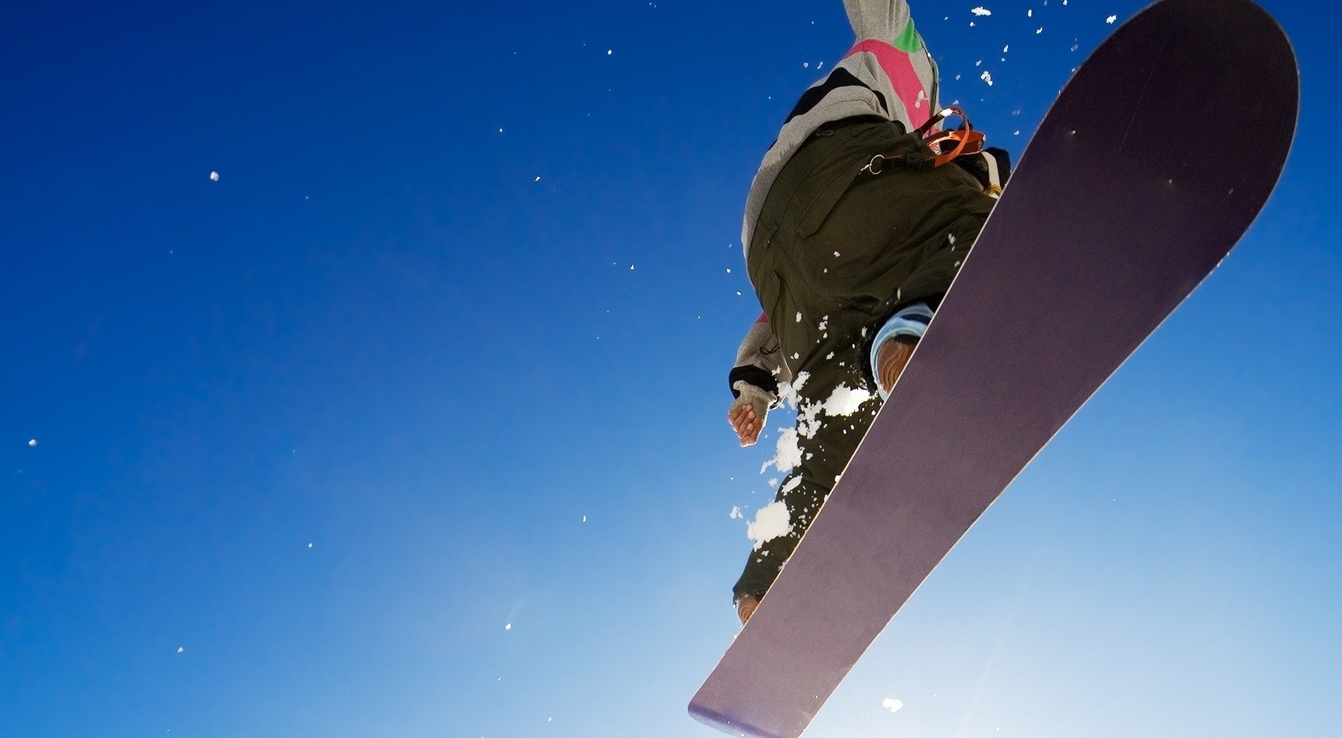 bezchmurne niebo latanie deska sportowiec zima facet niebo śnieg snowboard