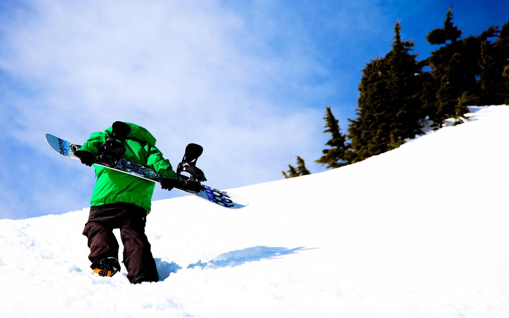 neige montée snowboard gars hiver forêt montagnes arbres ciel nuages planche