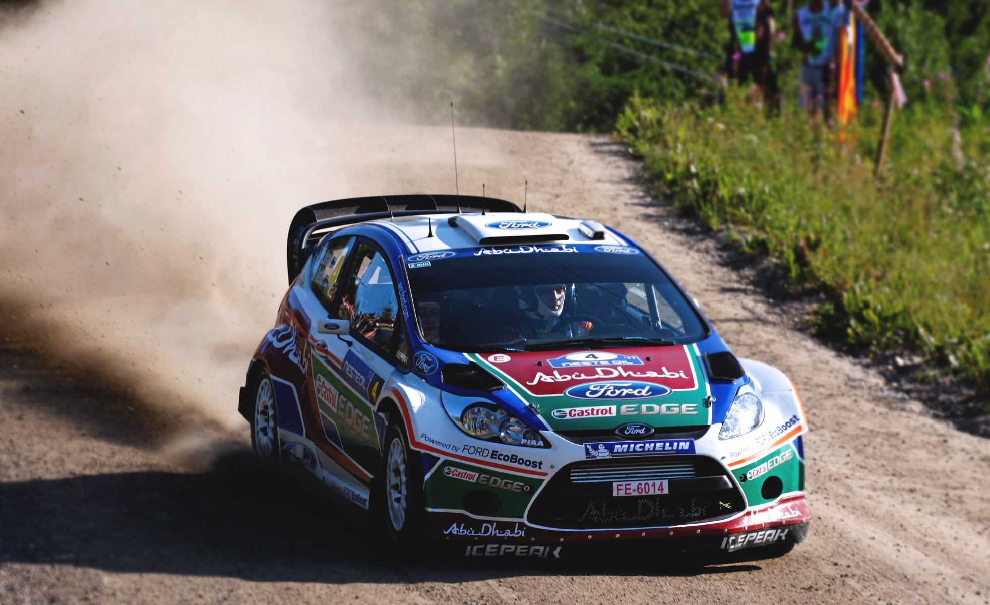 ford fiesta wrc rally auto coche deporte carrera frente faros campana polvo calor día