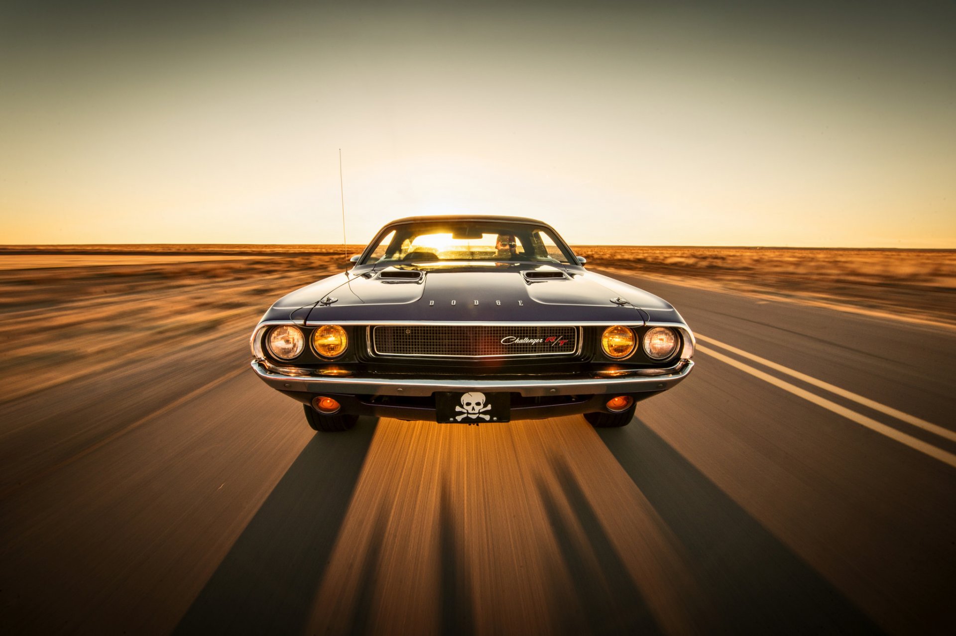 ausweichen challenger vorne scheinwerfer motorhaube fahrer straße sonne schatten horizont himmel