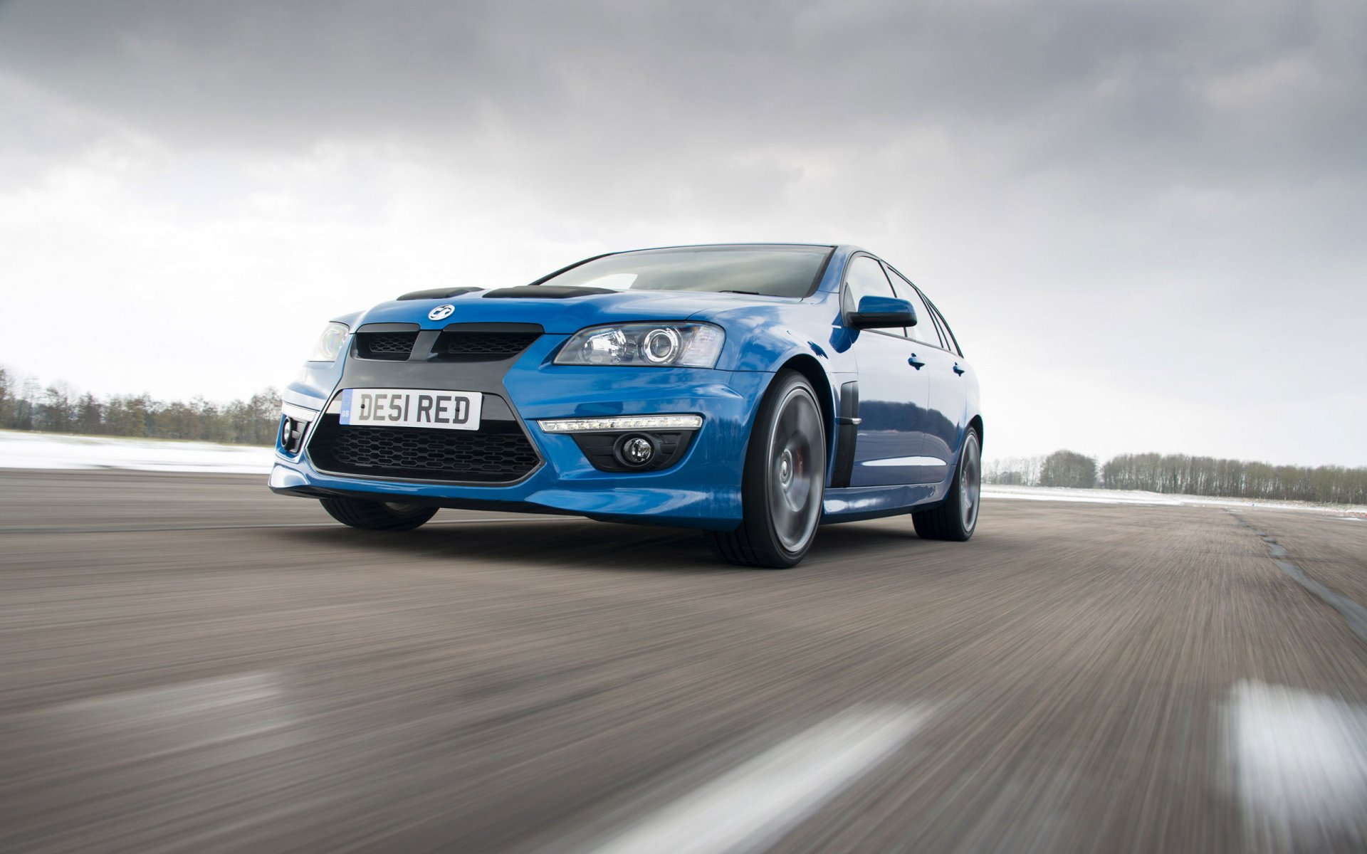 vauxhall vxr8 tourer voiture avant bleu phares hiver en mouvement auto