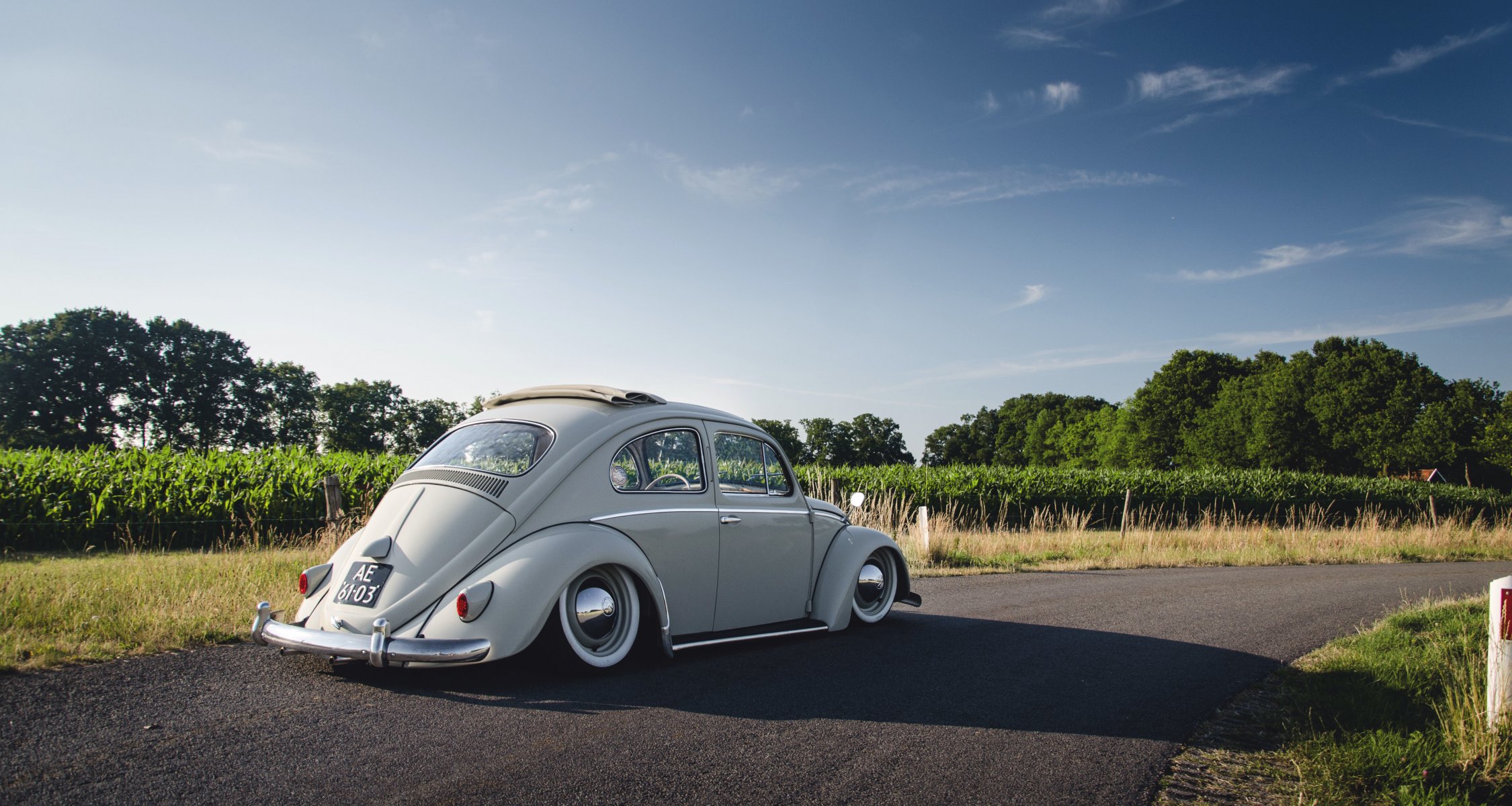 volkswagen escarabajo techo solar sombra carretera cielo