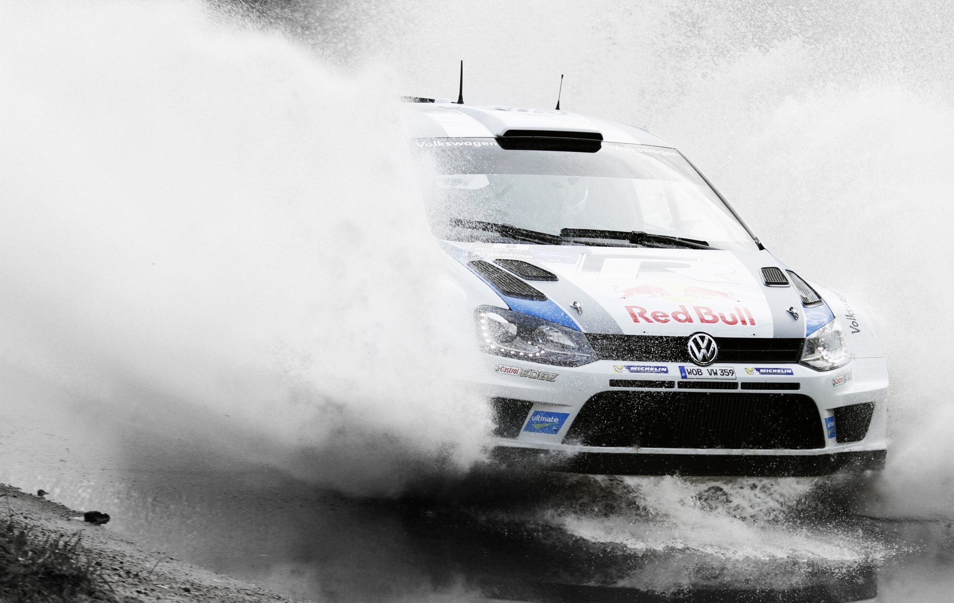 volkswagen polo wrc rallye auto ancêtre blanc vitesse flaque d eau éclaboussures eau taureau rouge