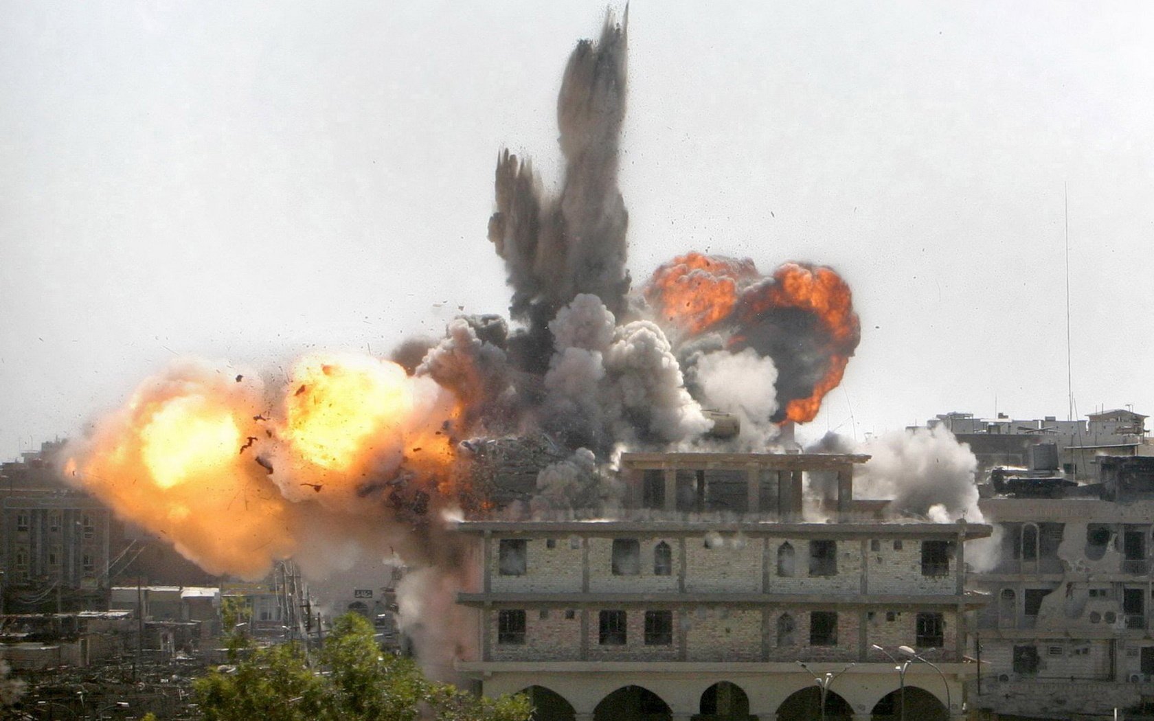 colpo di proiettile colonna di polvere edificio esplosione fuoco rovine