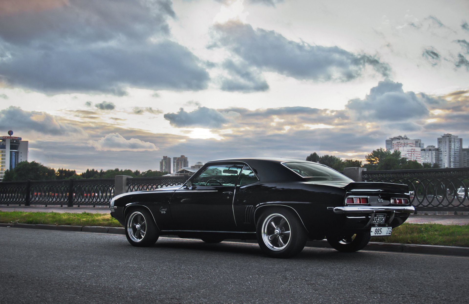 chevrolet camaro ss schwarz felgen rücklicht straße gebäude wolken himmel abend