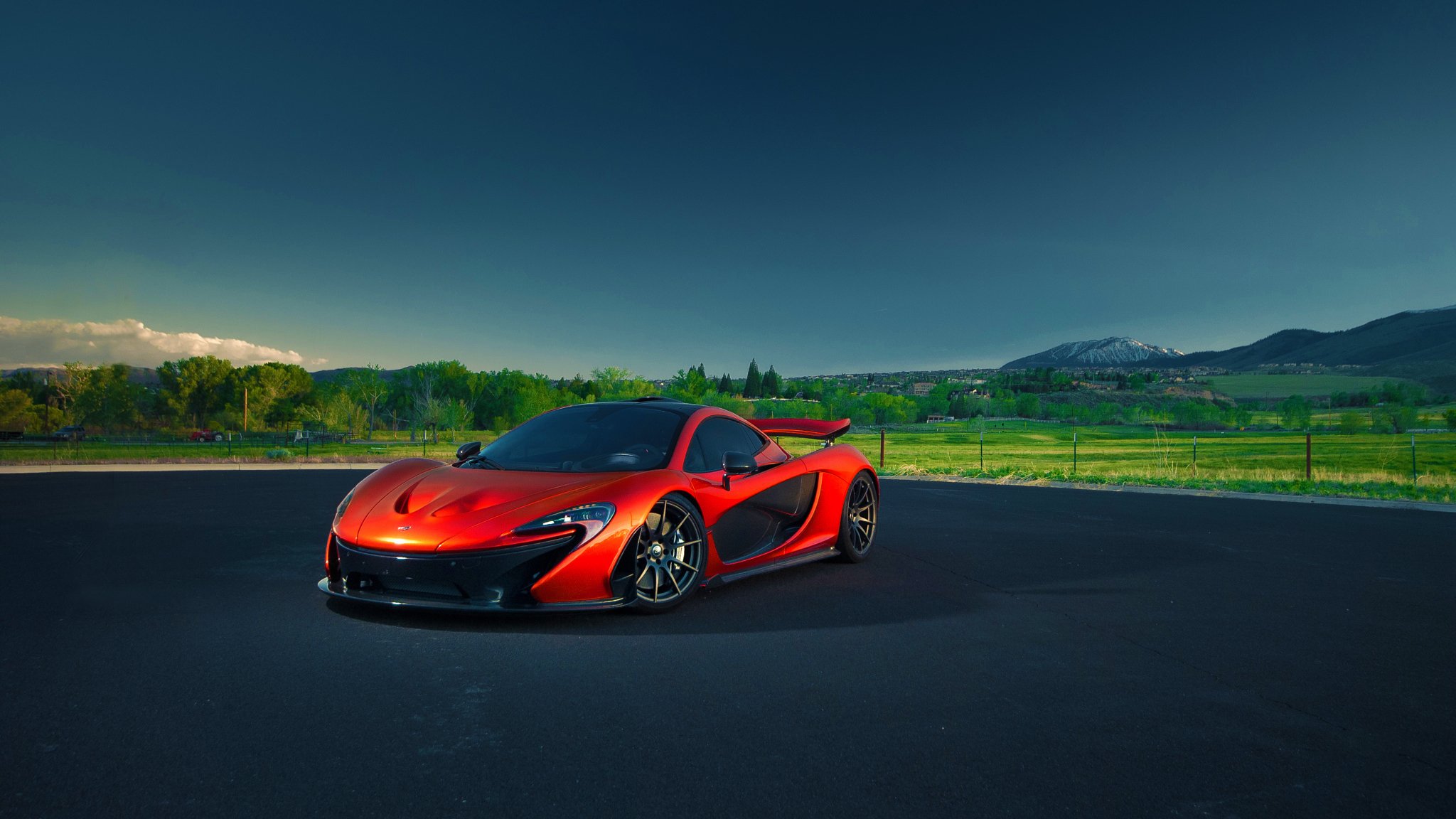 mclaren p1 exótico hipercoche naranja superdeportivo frente cielo azul naturaleza verano