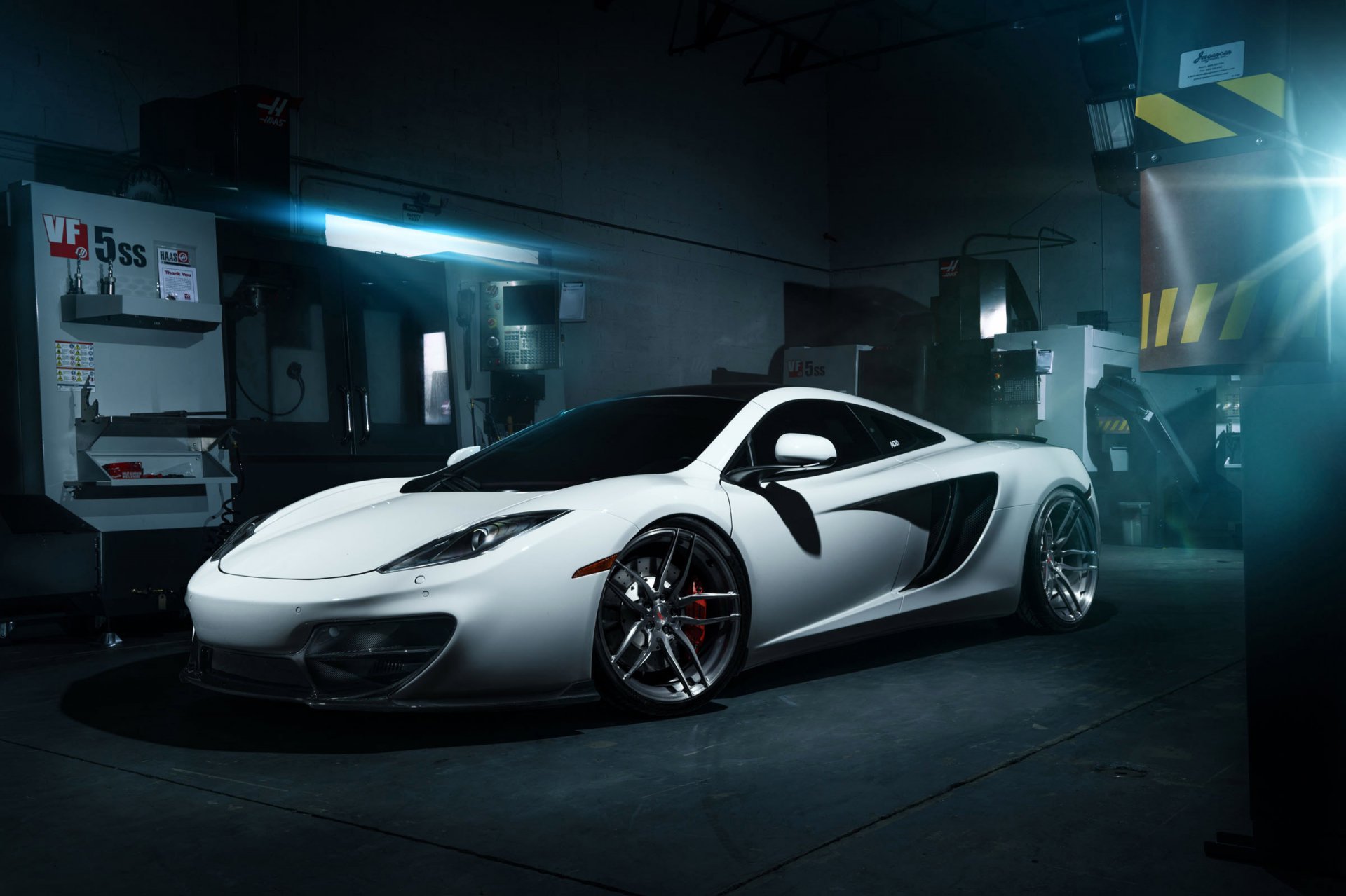 mclaren mp4-12c ruedas blanco garaje luz frente